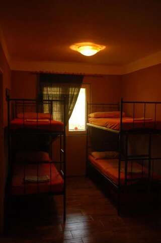 Хостелы Hostel Anton Тиват Четырехместный номер с общей ванной комнатой-3