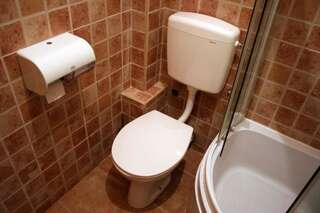 Хостелы Hostel Anton Тиват Кровать в общем номере с 4 кроватями-6